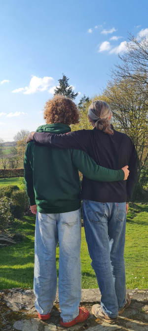 Vater und Sohn Arm in Arm
