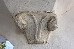 Pfarrkirche Maria Himmelfahrt in Ossiach, Emporenaufgang Säulenkapitell