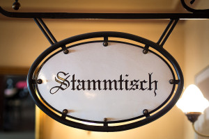 Stammtischschild in einer bayerischen Kneipe