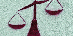 Graffito-Waage-Bild-Peter-Weidemann-in-Pfarrbriefservice-